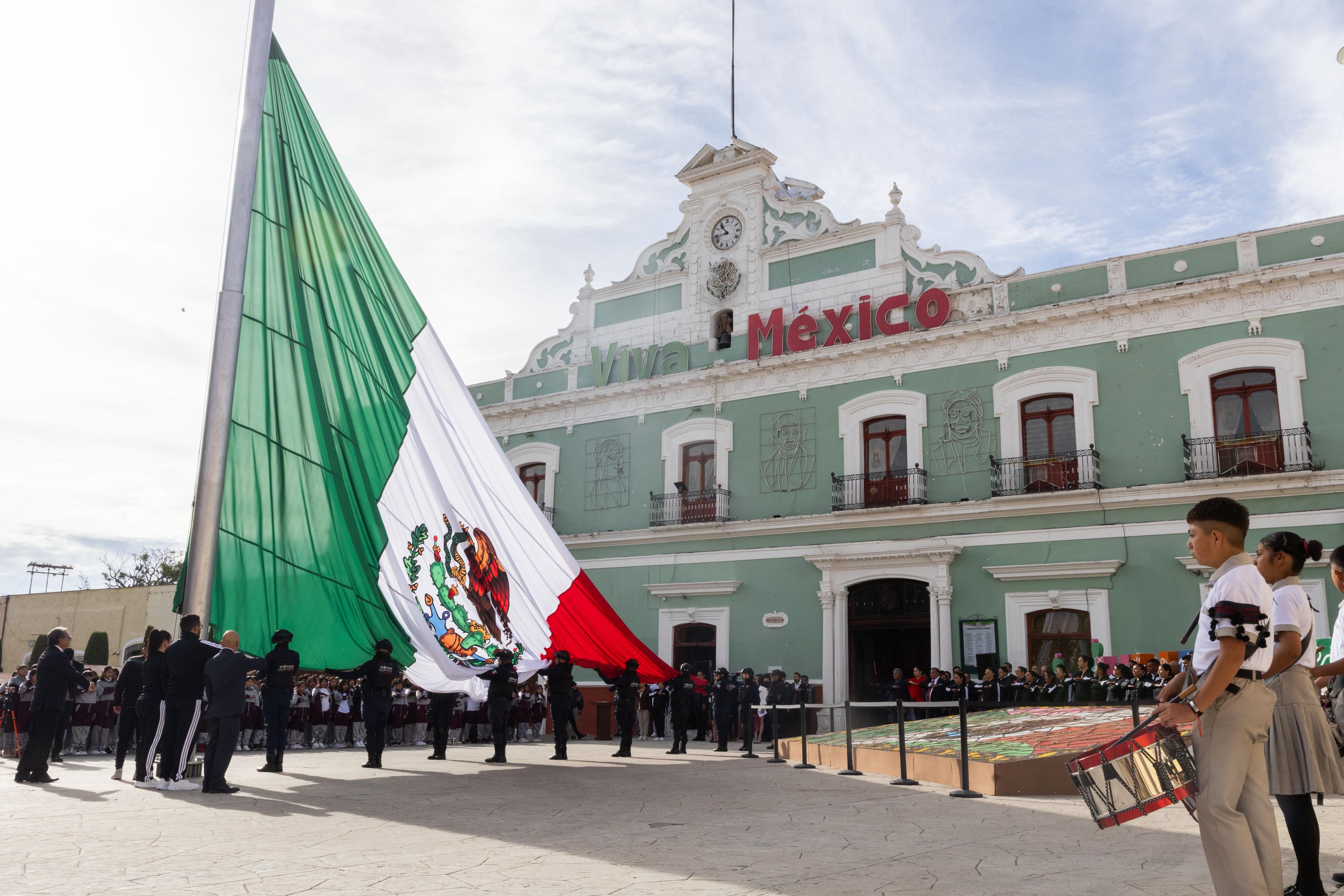 Pueblo de Jesús y Técnica No. 43 participan en honores a los símbolos patrios e izamiento de la Bandera Nacional en Huamantla